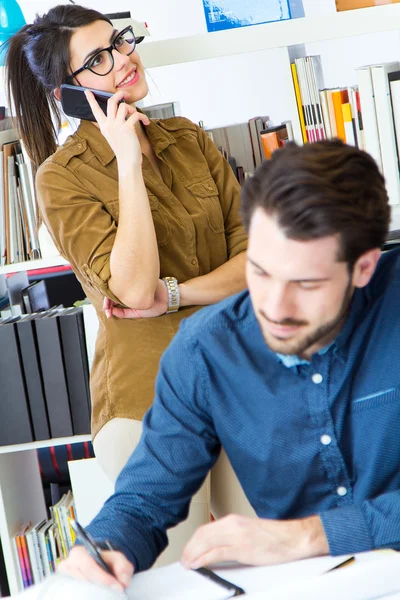 Ung arkitekt team som arbetar på kontor — Stockfoto