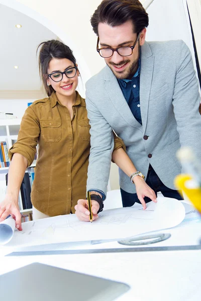 Equipe jovem arquiteto trabalhando no escritório — Fotografia de Stock