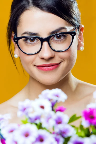 Chica joven feliz con flores —  Fotos de Stock