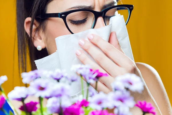 Allergic to pollen young girl with a bouquet of flowers — Stock Photo, Image