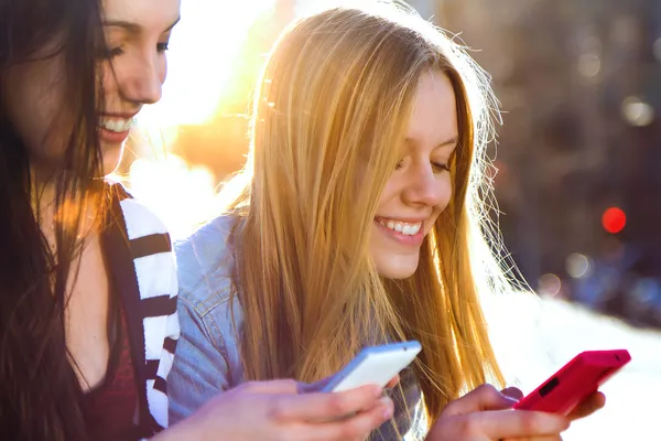 Friends having fun with smartphones — Stock Photo, Image