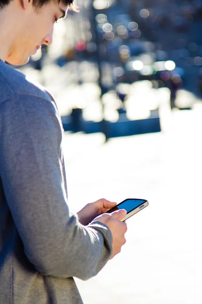 Venner som har det gøy med smarttelefoner – stockfoto