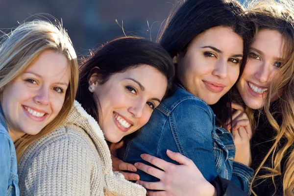 Belle ragazze guardando la fotocamera — Foto Stock