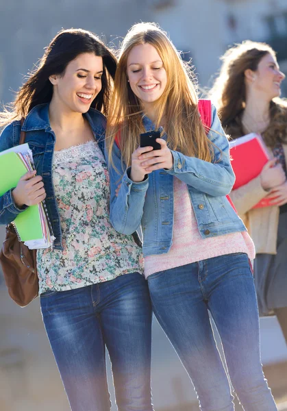 Freunde haben Spaß mit Smartphones — Stockfoto