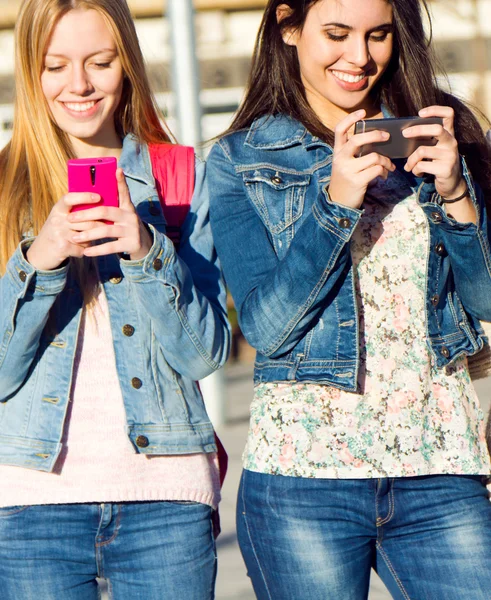 Amigos se divertindo com smartphones — Fotografia de Stock