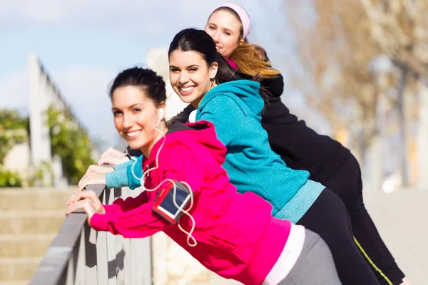 Drie vrienden doen push-ups — Stockfoto