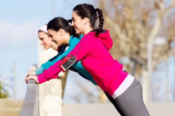 Drie vrienden doen push-ups — Stockfoto