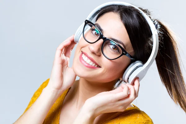 Beautiful brunette woman listening to music — Stock Photo, Image