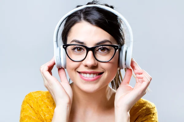 Mooie brunette vrouw luisteren naar muziek — Stockfoto