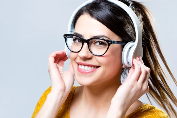 Mooie brunette vrouw luisteren naar muziek — Stockfoto