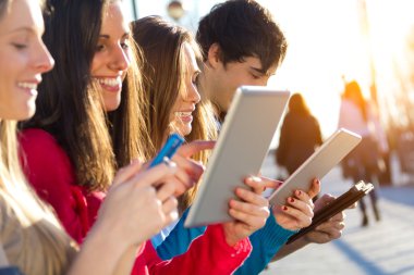 Öğrenciler dersten sonra akıllı telefonlar ve tabletler ile eğleniyor