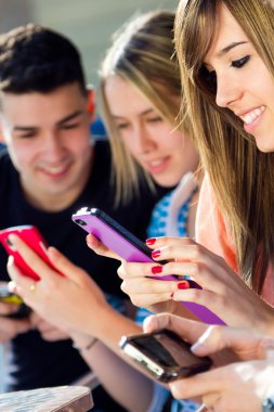 arkadaşlar akıllı telefonlar ile eğleniyor