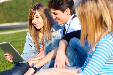 arkadaşlar dijital tablet ile eğleniyor