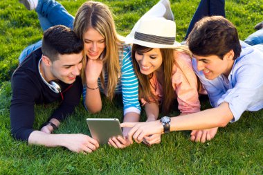 arkadaşlar dijital tablet ile eğleniyor