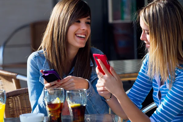 Freunde haben Spaß mit Smartphones — Stockfoto