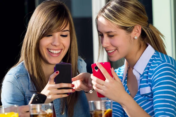 Freunde haben Spaß mit Smartphones — Stockfoto