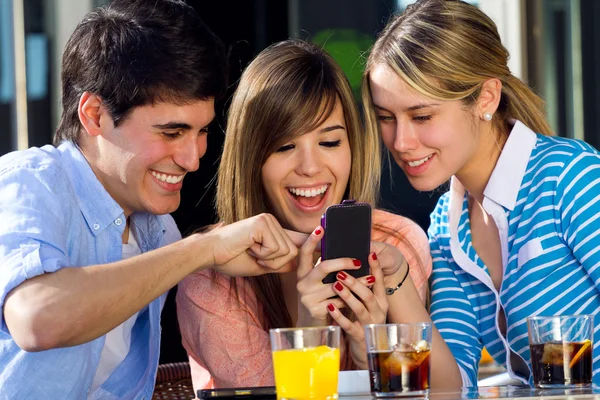 Друзья веселятся со смартфонами — стоковое фото