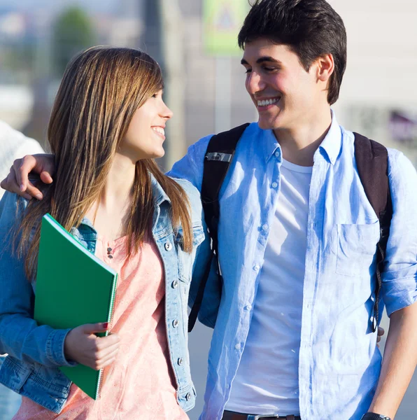 Joyeux jeune couple dans la rue après les cours — Photo