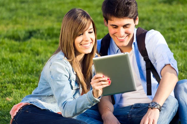 Pareja joven divirtiéndose con tableta digital — Foto de Stock