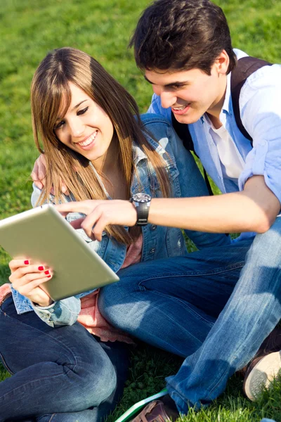 Ungt par att ha kul med digital tablet — Stockfoto