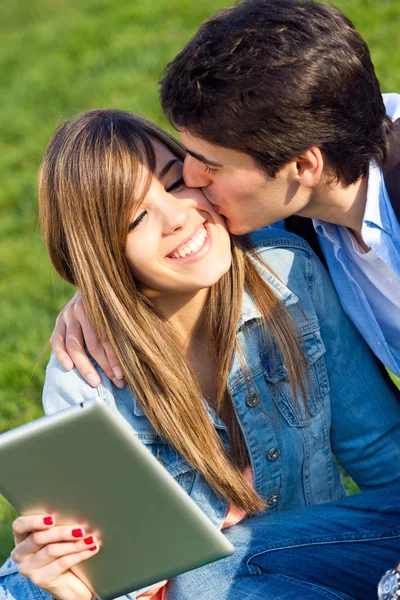 Pareja joven divirtiéndose con tableta digital — Foto de Stock