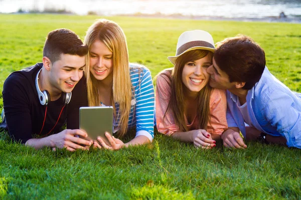 Amigos divirtiéndose con tabletas digitales — Foto de Stock