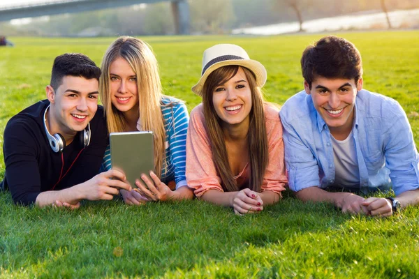 Freunde haben Spaß mit digitalen Tablets — Stockfoto