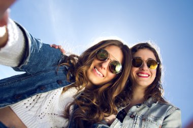bir akıllı telefon ile fotoğraf çekmek selfie kızlar