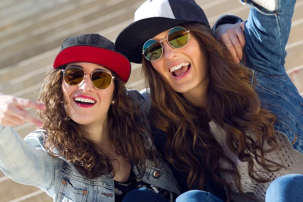 Jeunes belles filles avec costume en denim dans un fond urbain — Photo