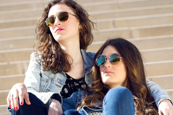 Jeunes belles filles avec costume en denim dans un fond urbain — Photo