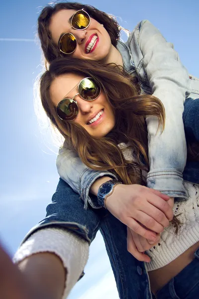 Selfie girls taking photos with a smartphone — Stock Photo, Image