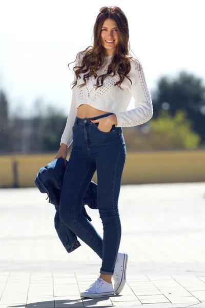 Молодая красивая женщина в джинсовом костюме — стоковое фото