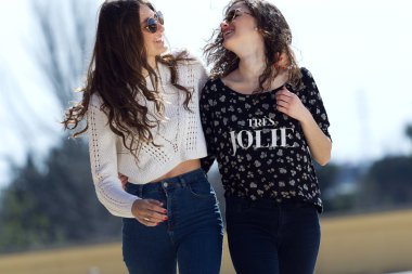 genç güzel kız kot ile kentsel arka planda takım elbise.