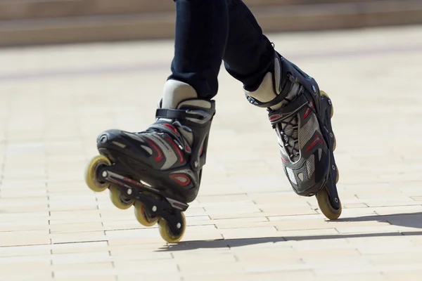 Vista de cerca de las patas masculinas en patines — Foto de Stock