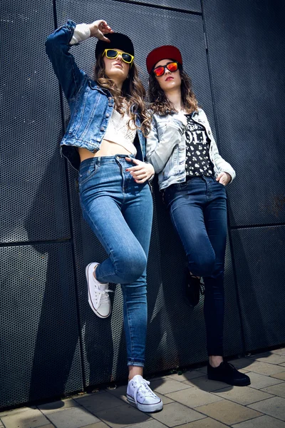 Jeunes belles filles avec costume en denim dans un fond urbain — Photo