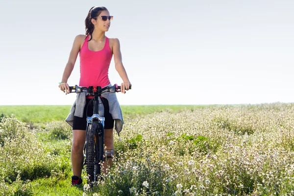 Kadın binicilik dağ bisikleti uygun — Stok fotoğraf