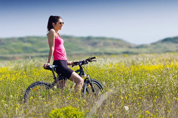 Adatto donna in sella mountain bike — Foto Stock