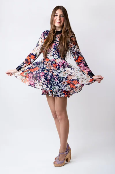 Mulher de moda vestindo um vestido de primavera bonita — Fotografia de Stock
