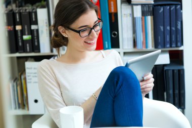 genç bir işçi kadınla ofisinde dijital tablet