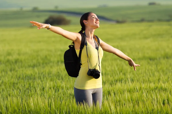 Glückliches junges Mädchen beim Fotografieren auf dem Feld — Stockfoto