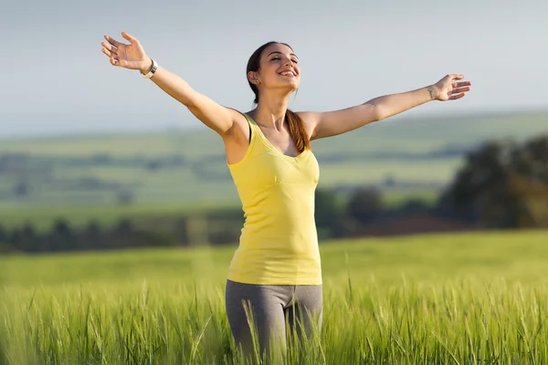 Hermosa joven disfrutando de la primavera de pie en una f cereal — Foto de Stock