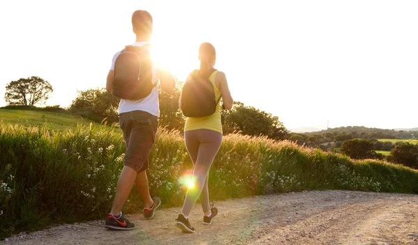 Jeune couple heureux sur le terrain au printemps — Photo