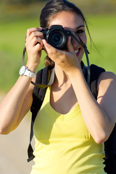 Happy Young girl taking photos in the field — Stock Photo, Image