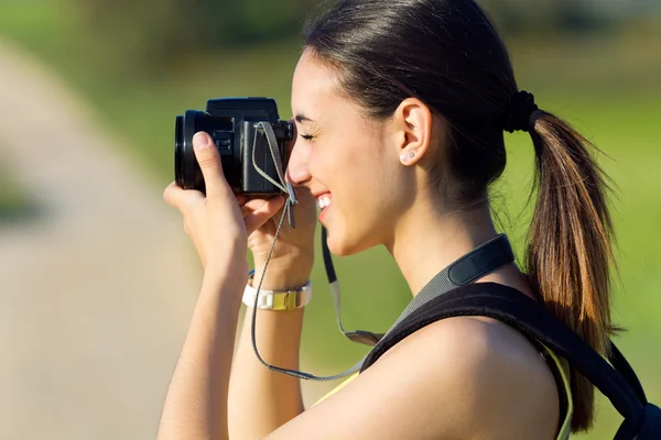 Chica joven feliz tomando fotos en el campo — Foto de Stock