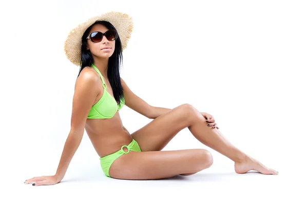 Boldog fiatal lány pózol zöld bikini és szalmakalap — Stock Fotó
