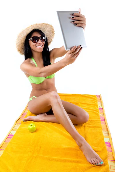 Bardzo młoda dziewczyna z zielone bikini przy selfies z jej digi — Zdjęcie stockowe