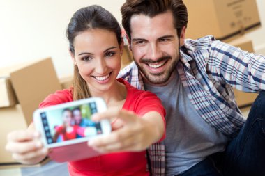 genç bir çift yeni evlerinde selfies alarak