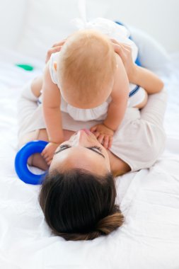 Bebek kız ve annesi evde oynamak 