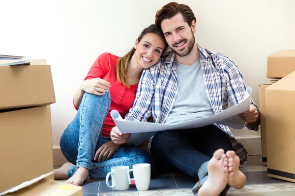 Junges Paar zieht in neues Zuhause — Stockfoto