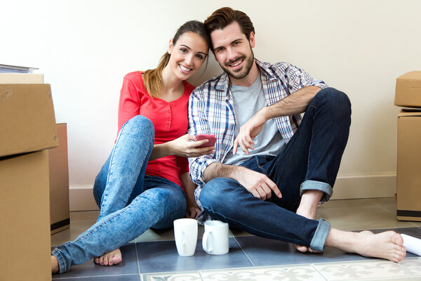 Молодая пара переезжает в новый дом 